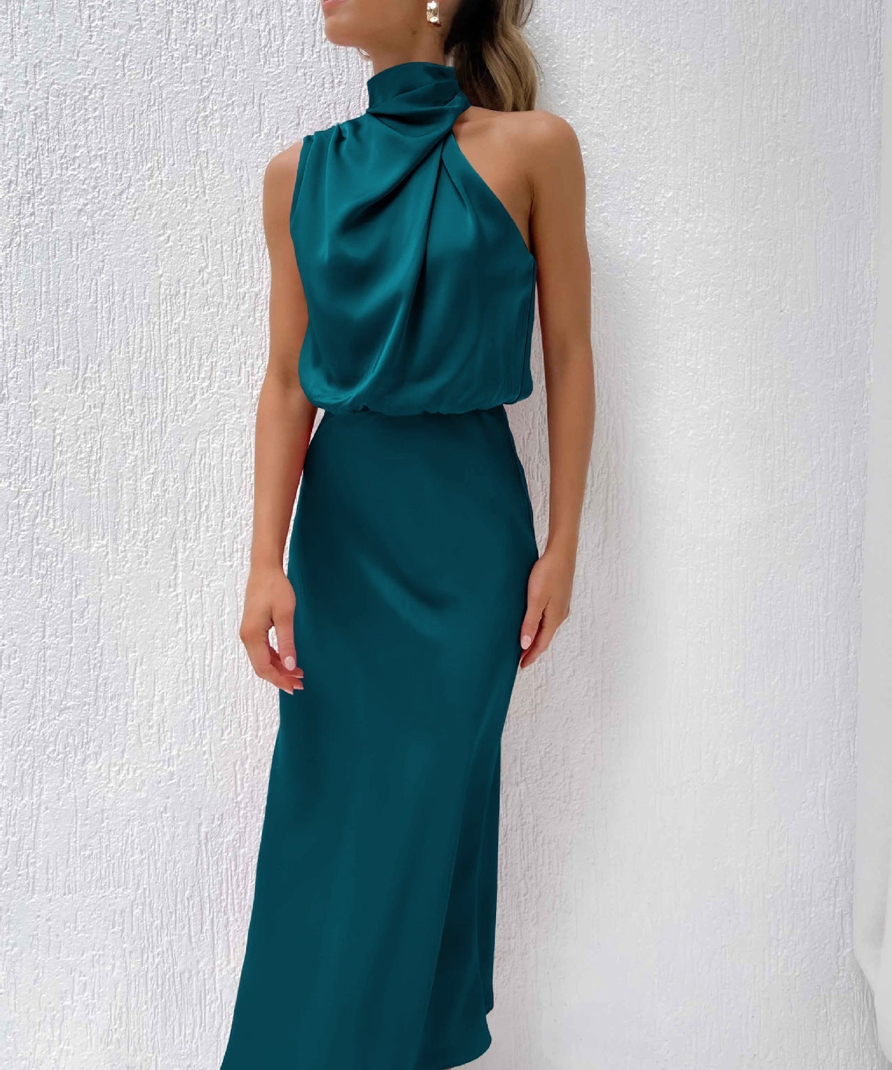 Amelie satijnen halterjurk dames – elegante midi-jurk met watervalhals