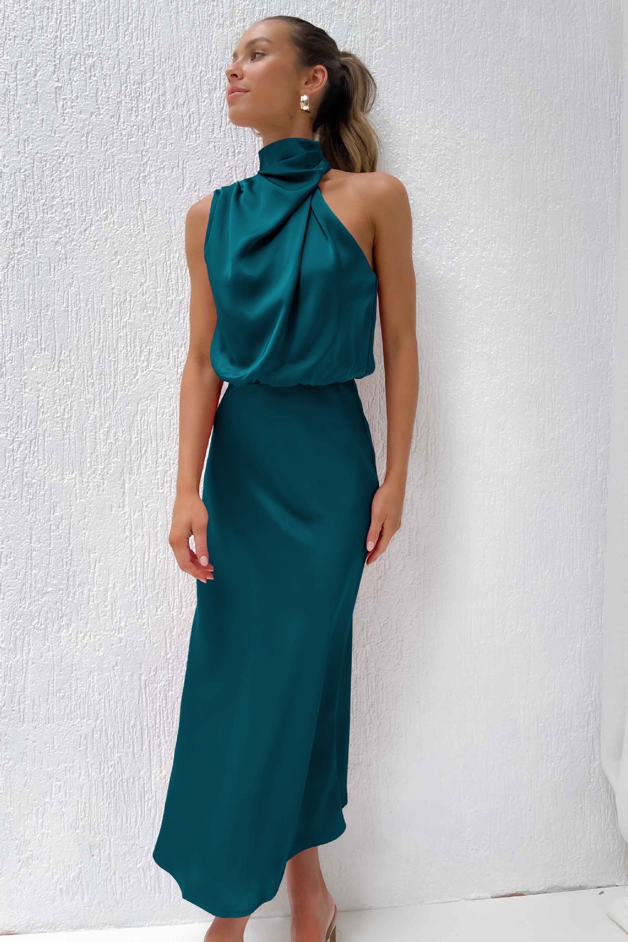 Amelie satijnen halterjurk dames – elegante midi-jurk met watervalhals