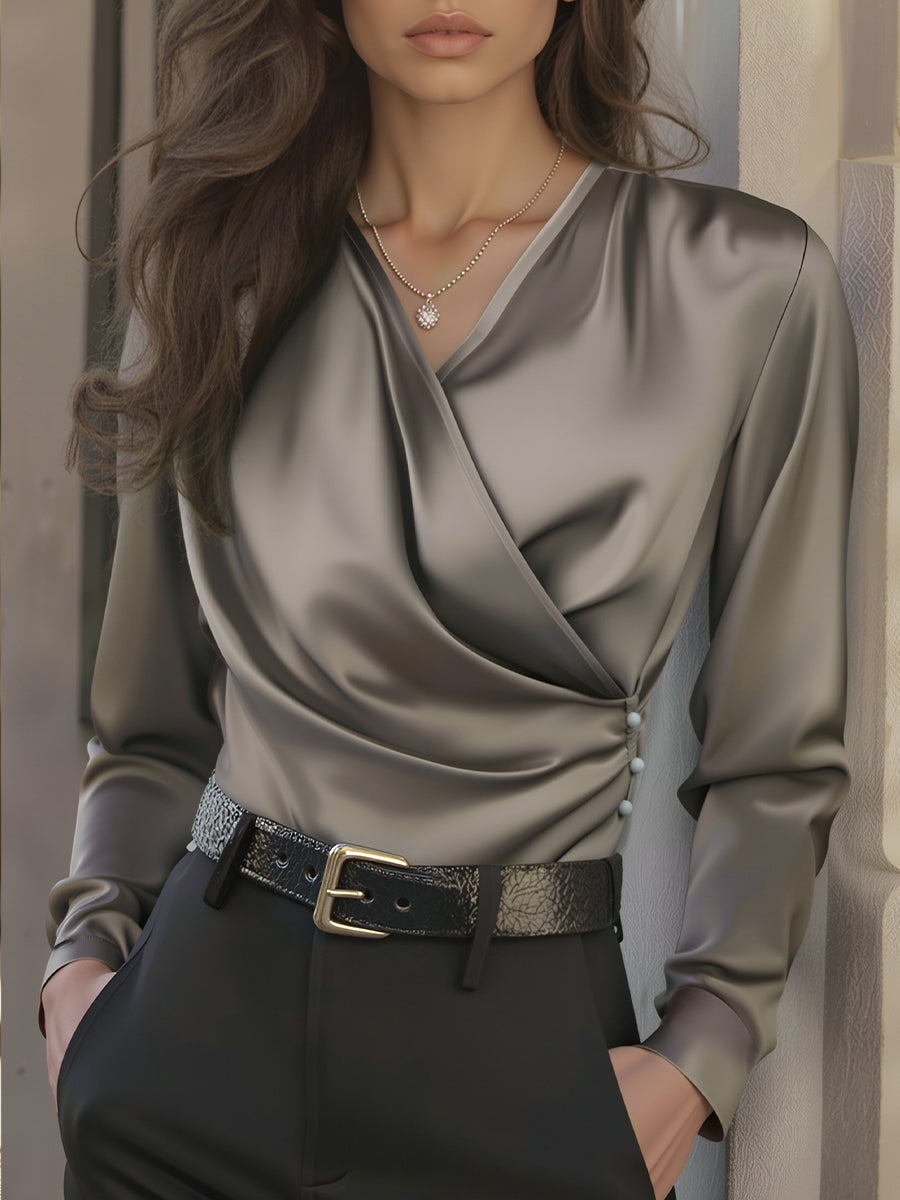 Satijnen dames blouse – elegante bruine V-hals blouse met getailleerde pasvorm