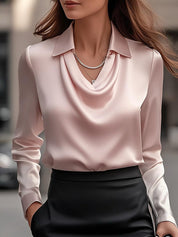 Witte satijnen dames blouse – elegante blouse met watervalhals en luxe uitstraling