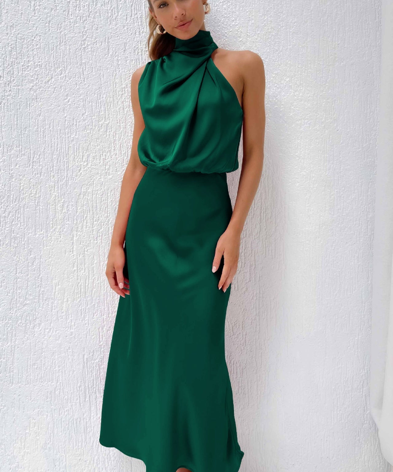 Amelie satijnen halterjurk dames – elegante midi-jurk met watervalhals