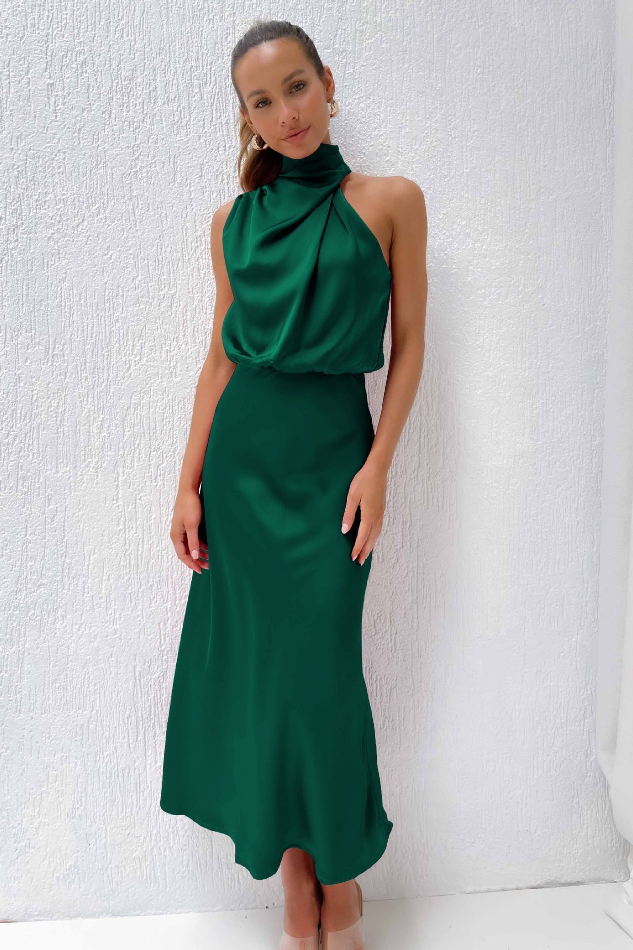 Amelie satijnen halterjurk dames – elegante midi-jurk met watervalhals
