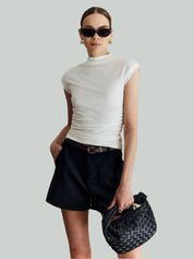 Mouwloos dames topje met hoge kraag – elegant en veelzijdig