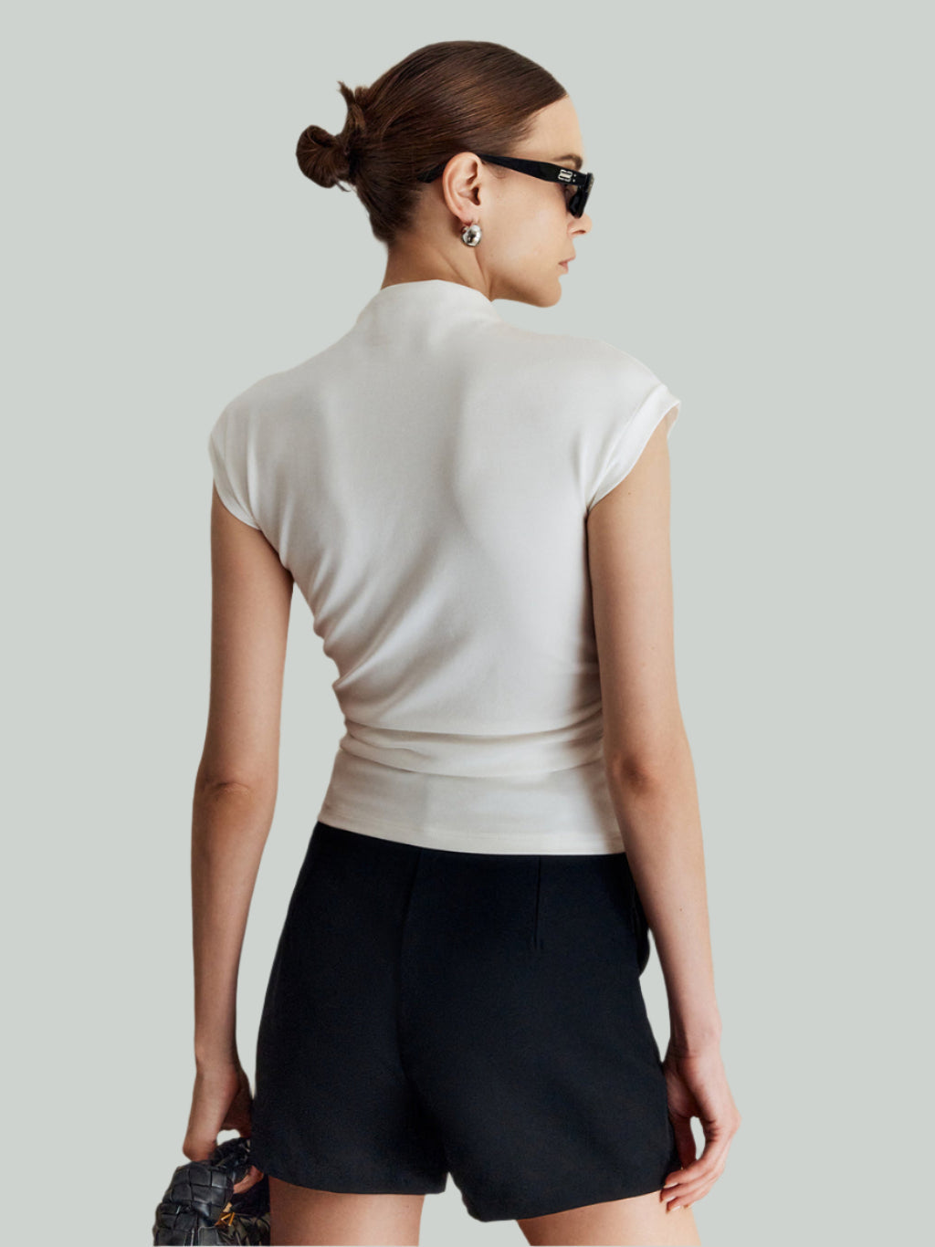 Mouwloos dames topje met hoge kraag – elegant en veelzijdig