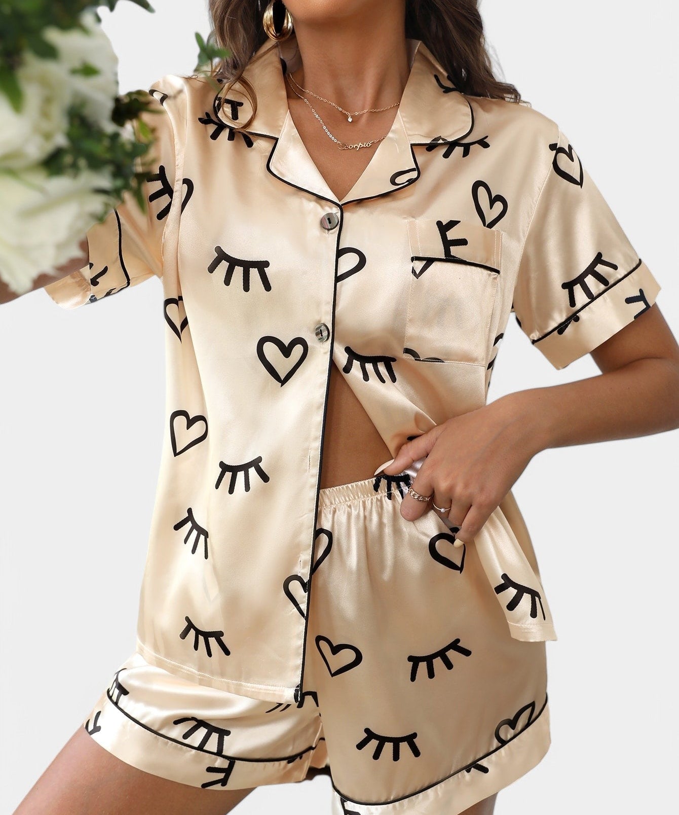 Gleame satijnen pyjamaset dames – luxe tropische print met bies