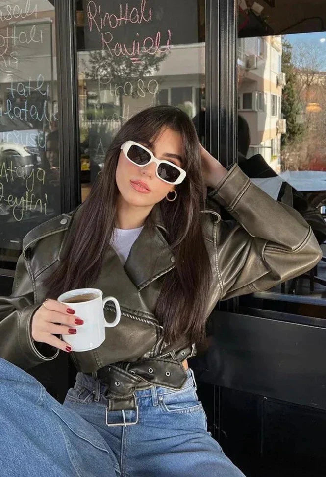 Heidi dames bikerjack – korte moderne jas met ritsdetails en ceintuur