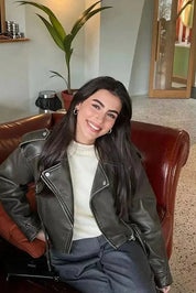 Heidi dames bikerjack – korte moderne jas met ritsdetails en ceintuur