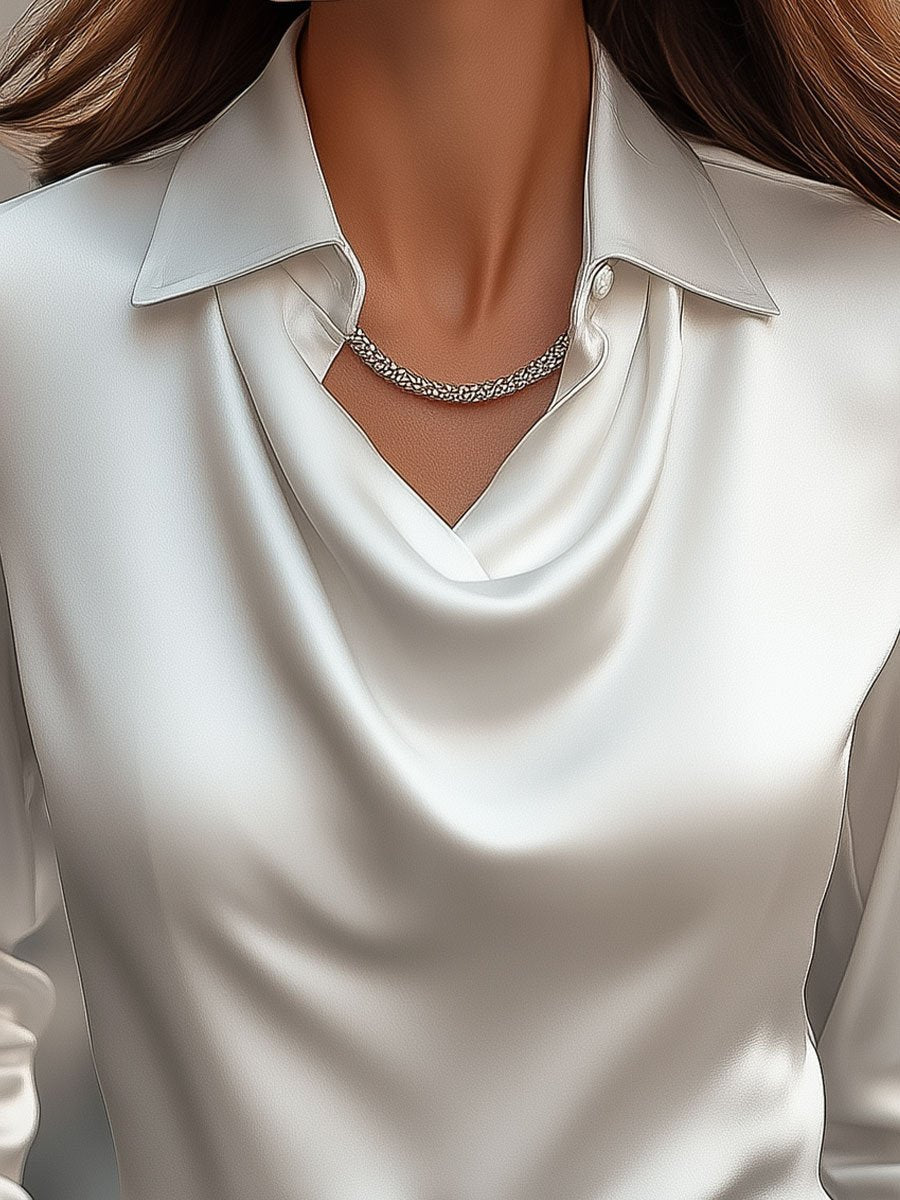 Witte satijnen dames blouse – elegante blouse met watervalhals en luxe uitstraling
