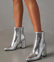 Zilveren dames enkellaarsjes – metallic ankle boots met statement look