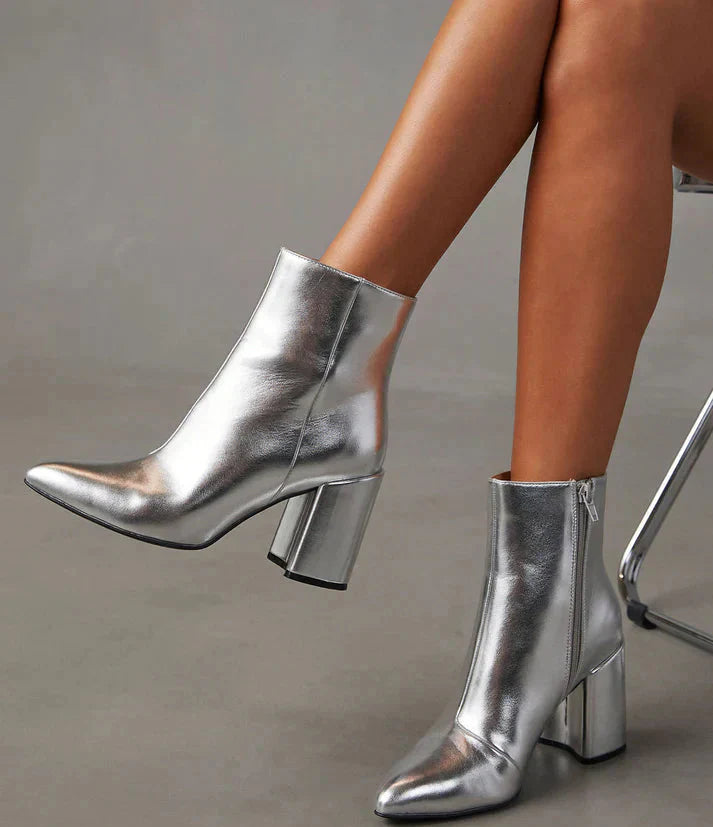 Zilveren dames enkellaarsjes – metallic ankle boots met statement look