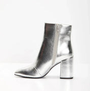 Zilveren dames enkellaarsjes – metallic ankle boots met statement look
