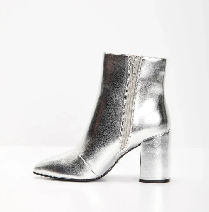 Zilveren dames enkellaarsjes – metallic ankle boots met statement look