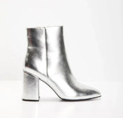 Zilveren dames enkellaarsjes – metallic ankle boots met statement look