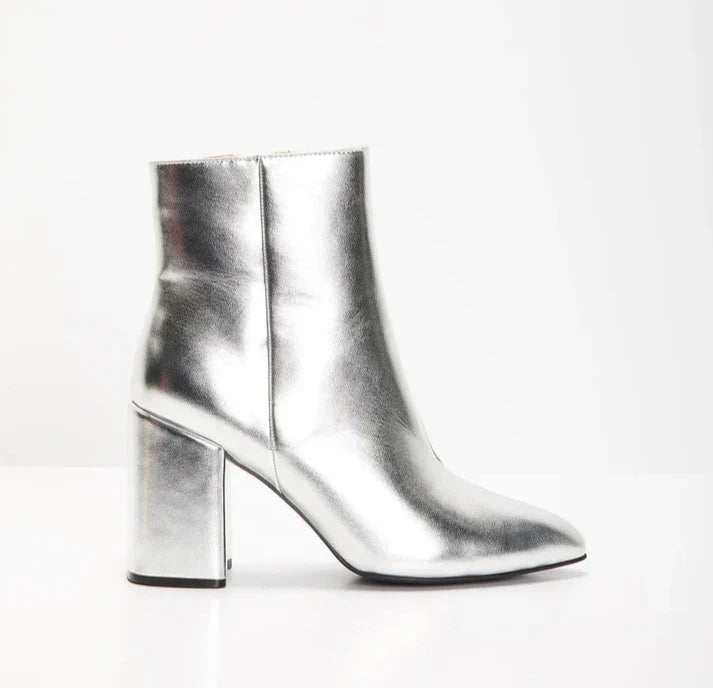 Zilveren dames enkellaarsjes – metallic ankle boots met statement look