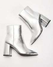 Zilveren dames enkellaarsjes – metallic ankle boots met statement look