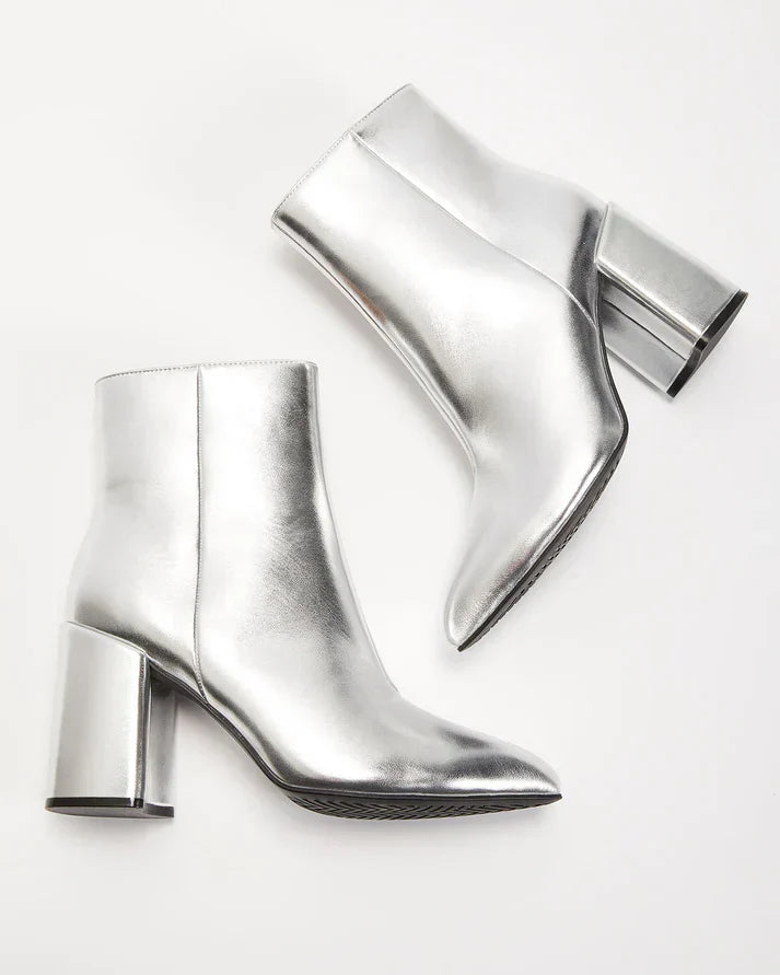 Zilveren dames enkellaarsjes – metallic ankle boots met statement look